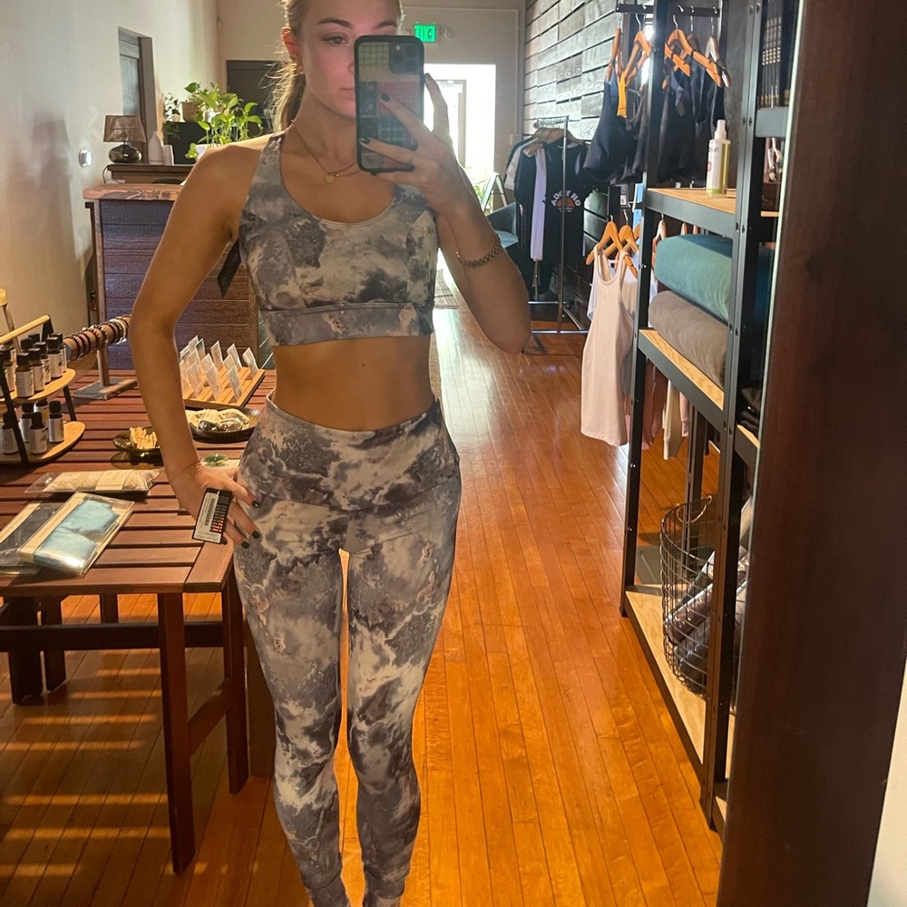 NWT Onzie marble leggings